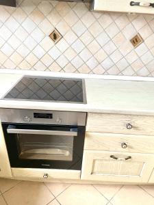 cocina con encimera y fogones en Casa Verde Blu, en Perivólion