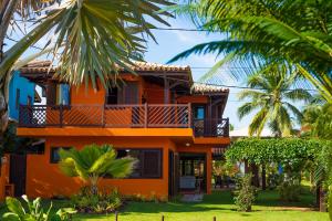 プライア・ド・フォルテにあるCasa Andreaのヤシの木が植わるオレンジハウスです。