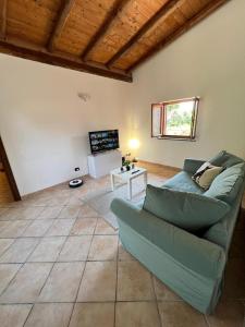 にあるRelax private villa and car park lago nemiのソファとテーブルのあるリビングルーム