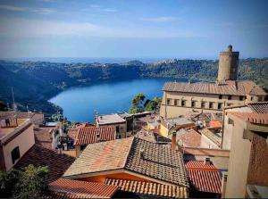 にあるRelax private villa and car park lago nemiの建物と湖のある町の景色