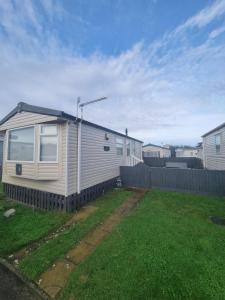 Budova, kde se kemp nachází