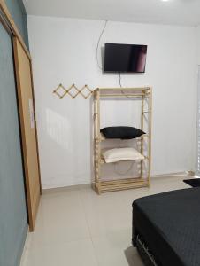 Et tv og/eller underholdning på Quintal da Ane Caraguatatuba