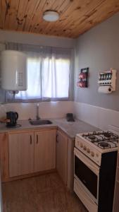una cucina con fornelli e lavello di El Campito 2 a Necochea