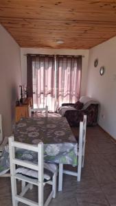 una stanza con un tavolo, un letto e una finestra di El Campito 2 a Necochea