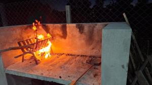 un forno a legna con una panca al suo interno di El Campito 2 a Necochea 1 altra foto