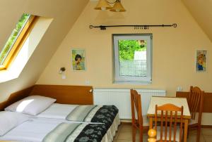 een slaapkamer met een bed, een tafel en een raam bij Willa Limba in Kościelisko +97 foto's
