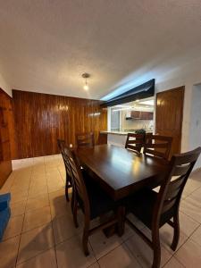 een keuken en eetkamer met een houten tafel en stoelen bij Casa en Cuernavaca Morelos in Cuernavaca