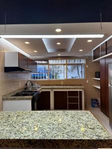 een keuken met een spoelbak en een aanrechtblad bij Casa en Cuernavaca Morelos in Cuernavaca