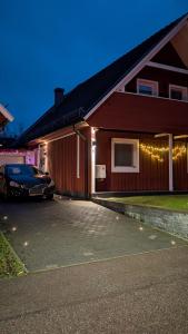 eine Garage mit einem Auto vor einem Haus in der Unterkunft Svedjan Escape Villa in Hedemora