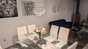 ein Esszimmer mit Glastisch und Stühlen in der Unterkunft Svedjan Escape Villa in Hedemora + 28 Fotos