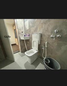 un baño con inodoro y lavabo en hotel elevate suites, en Nagpur