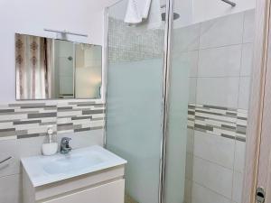 een witte badkamer met een wastafel en een douche bij Residenza Borgo Trento SUNDAY in Verona