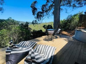 セッジフィールドにあるSedgelowのパティオ(テーブル、デッキの椅子2脚付)