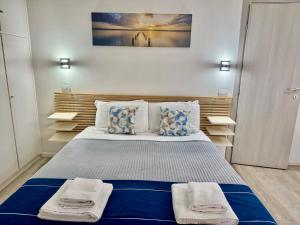 een slaapkamer met een groot bed met handdoeken erop bij Residenza Borgo Trento SUNDAY in Verona