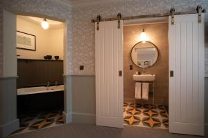 Koupelna v ubytování Eleven Didsbury Park Hotel + 45 fotografií