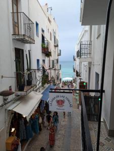 uitzicht op een straat met de oceaan op de achtergrond bij Luna del este in Peñíscola
