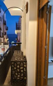 uitzicht op de oceaan vanaf het balkon van een gebouw bij Luna del este in Peñíscola +13 foto's