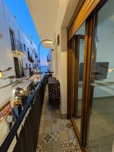 een balkon van een hotel met uitzicht op de oceaan bij Luna del este in Peñíscola