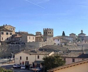 een uitzicht op een stad met een toren en gebouwen bij Oltre le mura in Montefalco