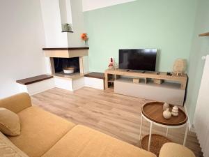 een woonkamer met een bank en een open haard bij Oltre le mura in Montefalco