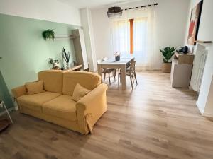 een woonkamer met een bank en een tafel bij Oltre le mura in Montefalco