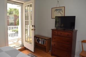 TV/trung tâm giải trí tại Point Breeze Guest House