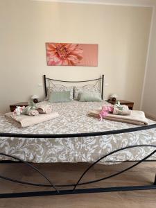 een bed met twee knuffels erop bij Oltre le mura in Montefalco