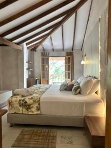 Postel nebo postele na pokoji v ubytování Palma Serena Finca Hotel + 57 fotografií