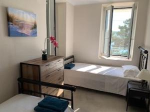 una camera da letto con un letto e una finestra di Vero's Seaview Studio a Lefki
