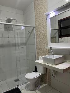 une salle de bains avec toilettes, douche et lavabo dans l'établissement Mirante LUZ FLORIPA, à Florianópolis 43 autres photos