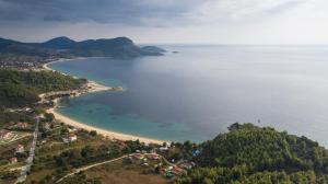 een luchtfoto van een strand en de oceaan bij Amadeus Golden Resort in Toroni