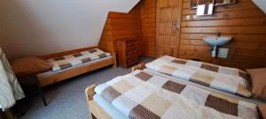 Giường trong phòng chung tại Aqualand chata - Športové a výcvikové stredisko ZPS