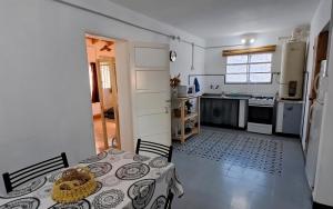 een keuken met een tafel en een tafel met stoelen bij Achalay in Bialet Massé +10 foto's