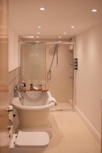 un bagno con vasca e doccia di Garden flat a Bath Altre 16 foto