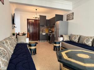 丹吉尔1 Minute from Beach, Sea View Apartment in Tangier city centre的客厅里有一张沙发和一个厨房