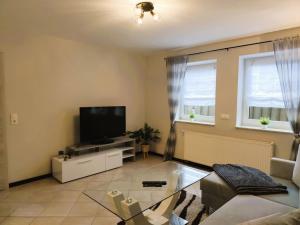 TV a/nebo společenská místnost v ubytování Ferienwohnung Kleine Oase