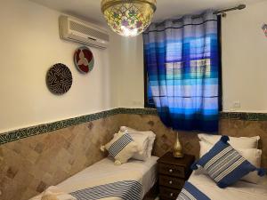 Giường trong phòng chung tại Nejma fes house