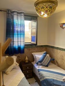 Giường trong phòng chung tại Nejma fes house