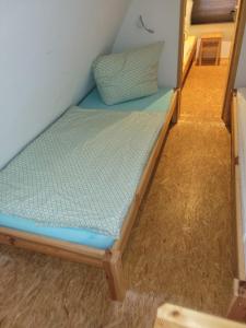 un letto nell'angolo di una camera di Glücklich am Strand - Ruhe im Kiefernwald mit Terrasse & Hund willkommen a Trassenheide Altre 15 foto