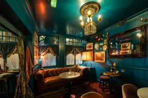 una sala de estar con un sofá y una mesa en Caboose, en Salisbury 41 fotos más