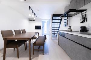 北九州市にあるCasa Stay Kokura 3 - Vacation STAY 68310vのテーブルと椅子のあるキッチンとダイニングルーム