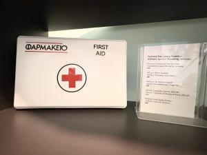 a first aid box with a first aid sign on it at Folia studio Φωλιά στούντιο - myHomee in Xanthi