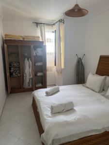 丹吉尔1 Minute from Beach, Sea View Apartment in Tangier city centre的一间卧室，有一张大床，床上有两条毛巾