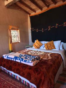 Rúm í herbergi á Eco-Ferme Tamalait Skoura