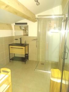 Koupelna v ubytování Sous un chêne bicentenaire