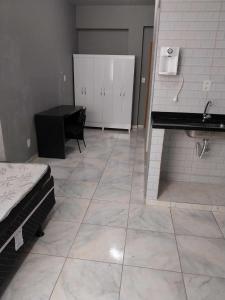 KITNET ELVIS PRESLEY - Largo do Machado في ريو دي جانيرو: غرفة بسرير ومغسلة ومكتب