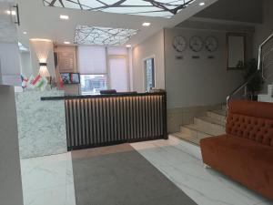 アンカラにあるPera City Hotelの階段のあるロビーと建物内のバー