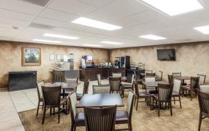 a dining room with tables and chairs and a tv at Angel Inn - near IMAX in Branson