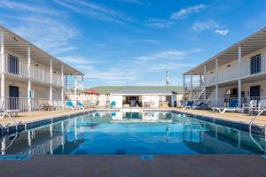 Der Swimmingpool an oder in der Nähe von Angel Inn Near IMAX, a Travelodge by Wyndham