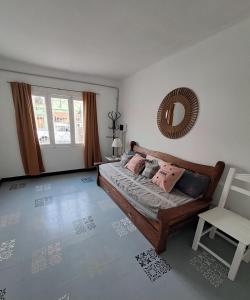 een slaapkamer met een bed, een spiegel en een stoel bij Achalay in Bialet Massé